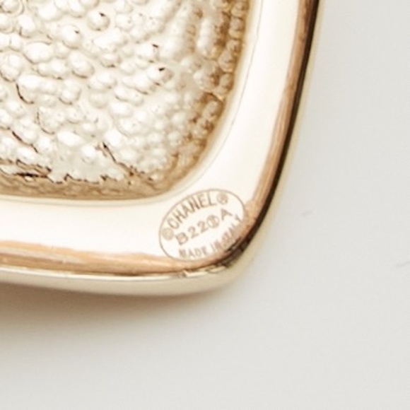 CHANEL LIGHT GOLD HEART CC TURNLOCK EARRING LARGE (2022) - Picture 5 of 6